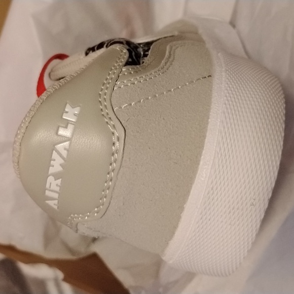 NWT  Men's Pair Of Airwalk Shoes In Original Box With Extra Color Laces - Picture 5 of 12